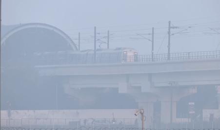 AIR PURIFIERS' Purchase: दिल्ली हाईकोर्ट की बड़ी पहल…कहा- "सांस लेना अधिकार है, लग्जरी नहीं" 8 Dense Smog at Akshardham in Delhi